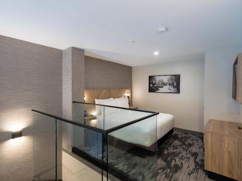 Sandman Signature Winnipeg Airport Hotel & Suite image