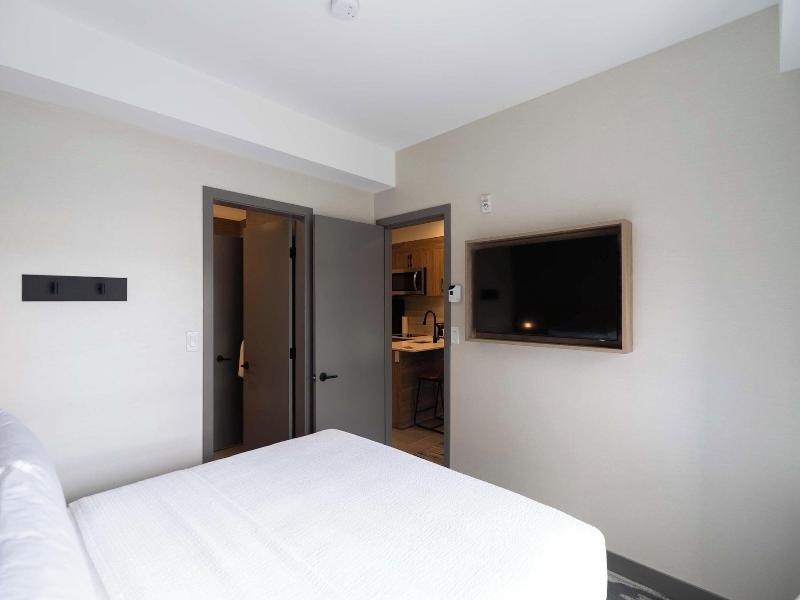 Sandman Signature Winnipeg Airport Hotel & Suite image