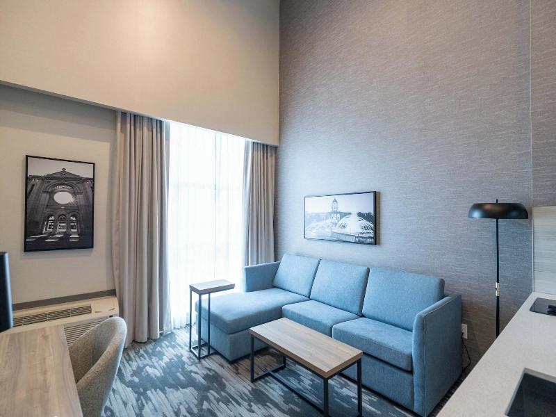 Sandman Signature Winnipeg Airport Hotel & Suite image