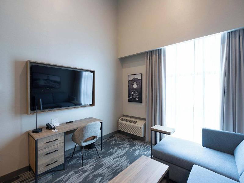 Sandman Signature Winnipeg Airport Hotel & Suite image