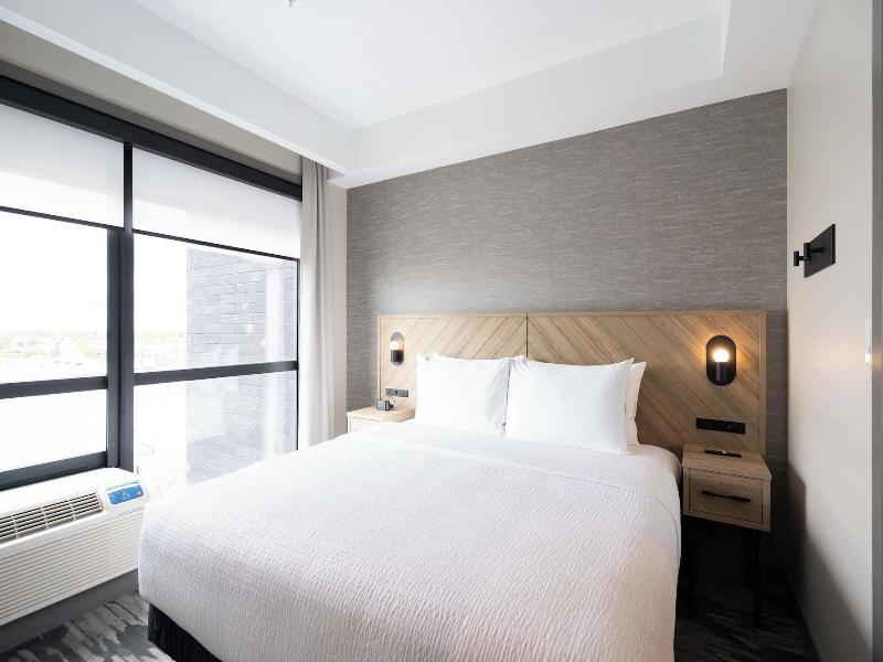 Sandman Signature Winnipeg Airport Hotel & Suite image