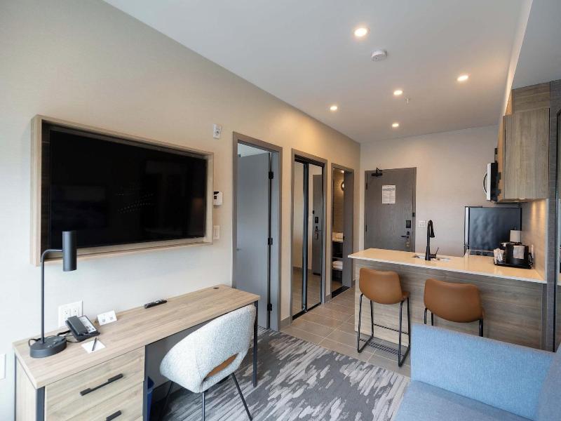 Sandman Signature Winnipeg Airport Hotel & Suite image