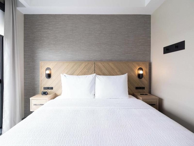 Sandman Signature Winnipeg Airport Hotel & Suite image