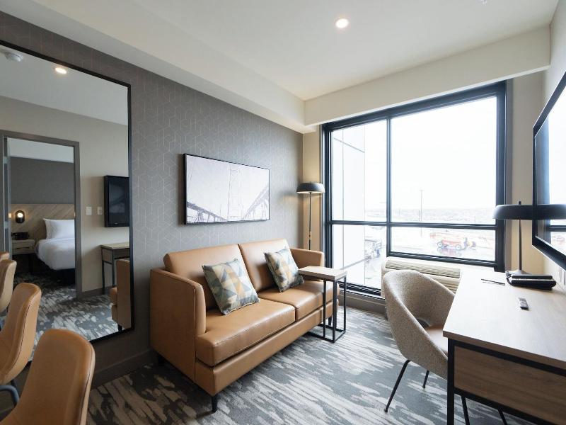 Sandman Signature Winnipeg Airport Hotel & Suite image