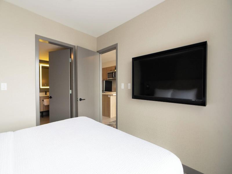 Sandman Signature Winnipeg Airport Hotel & Suite image