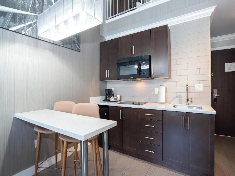 Sandman Signature Winnipeg Airport Hotel & Suite image