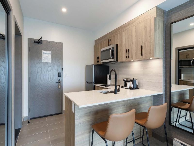 Sandman Signature Winnipeg Airport Hotel & Suite image