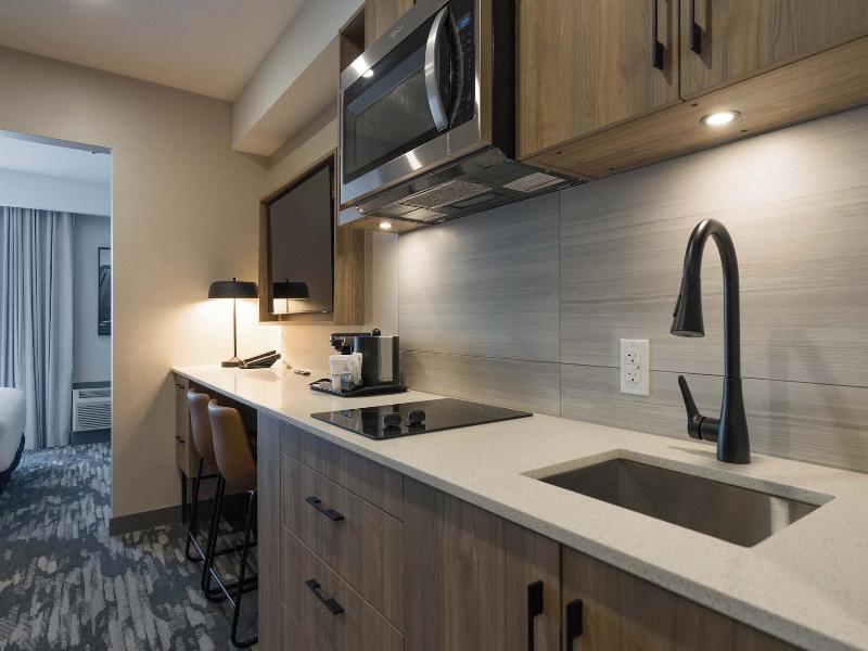 Sandman Signature Winnipeg Airport Hotel & Suite image