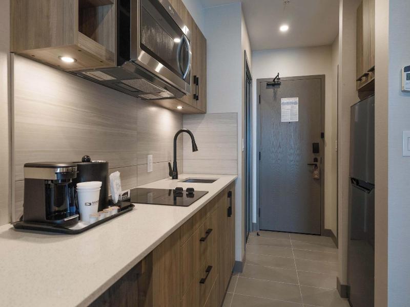 Sandman Signature Winnipeg Airport Hotel & Suite image