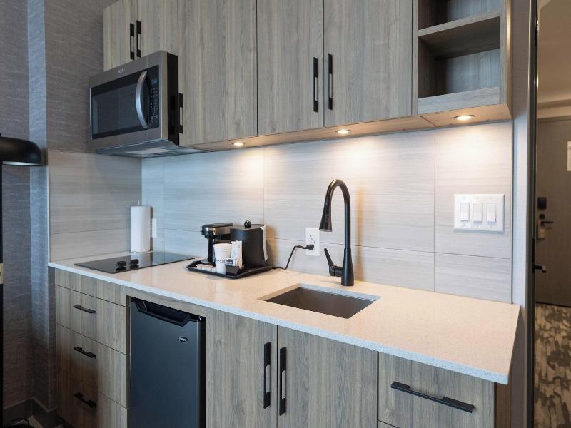 Sandman Signature Winnipeg Airport Hotel & Suite image