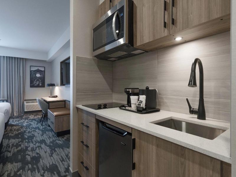 Sandman Signature Winnipeg Airport Hotel & Suite image