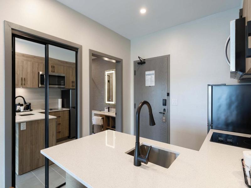 Sandman Signature Winnipeg Airport Hotel & Suite image