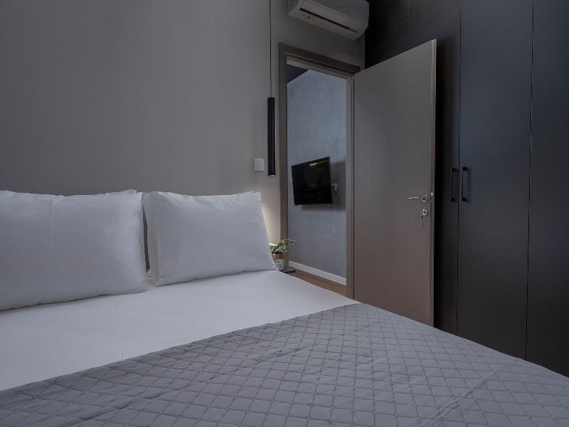 Hebrard Industrial Suites image