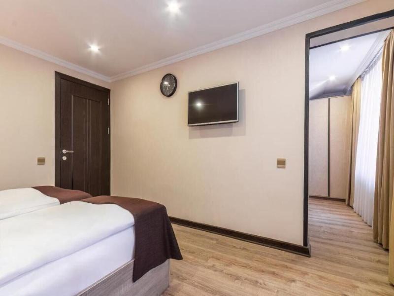 Deluxe Ä°nn Hotel Baku image