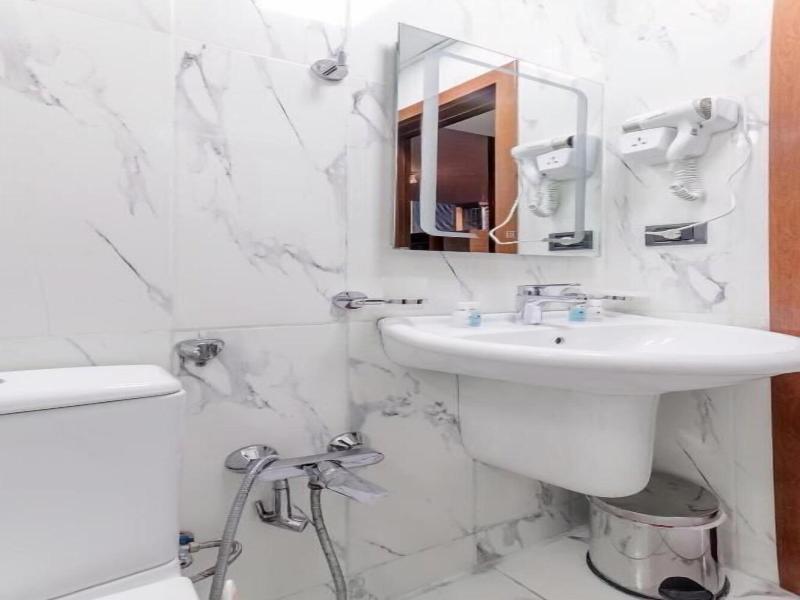 Deluxe Ä°nn Hotel Baku image