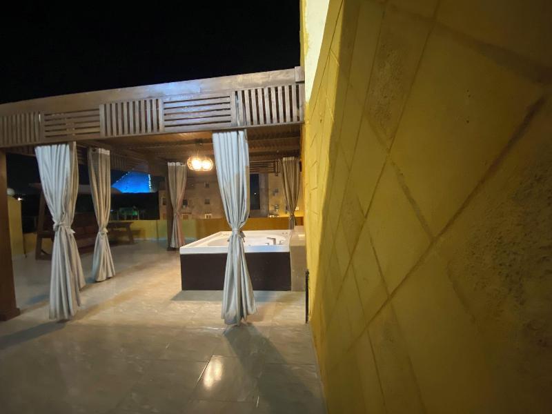 Tut & Pyramids View image