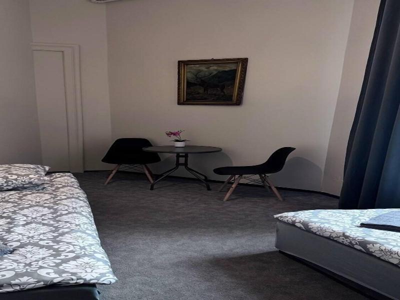 Fivehostel image