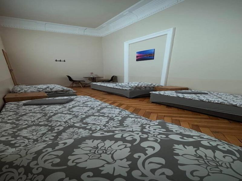 Fivehostel image