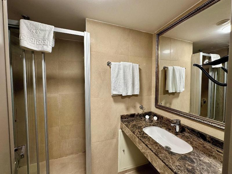 Aven Hotel image