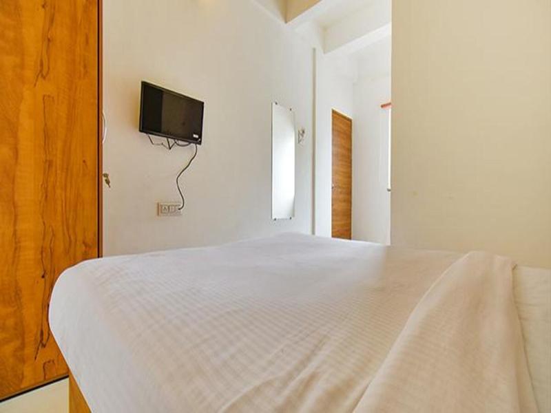Fabhotel Tiru Residency image