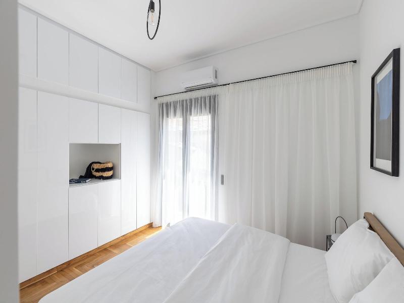 Elliot Neapoli Athens image