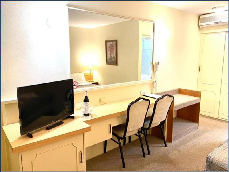 Gateway Motor Inn image