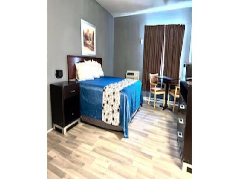 1 KING BED | MOBILITY ACCESS RI SHWR NSMK