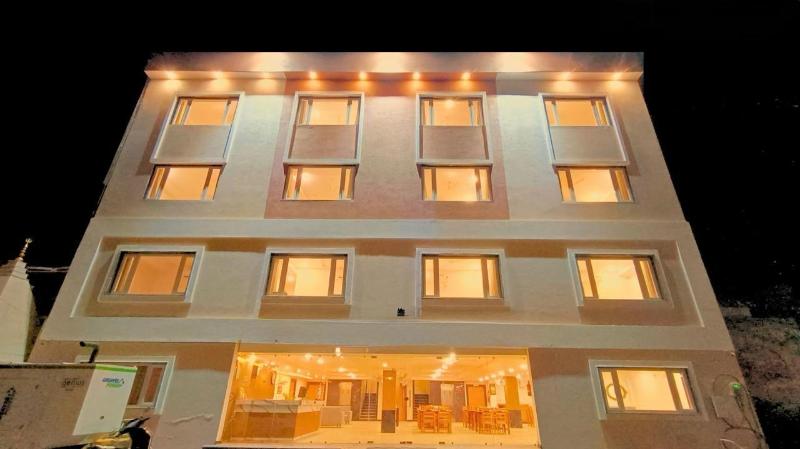 White Panda Hotel Royal Inn image