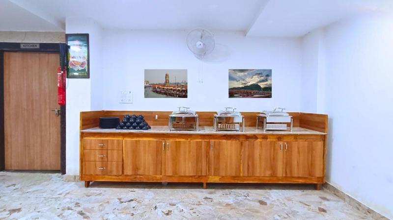 White Panda Hotel Royal Inn image