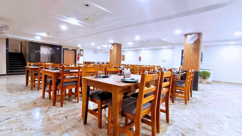 White Panda Hotel Royal Inn image