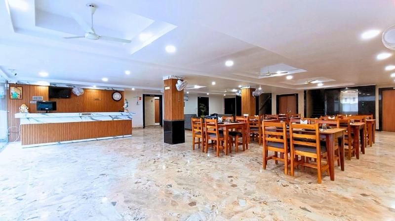 White Panda Hotel Royal Inn image