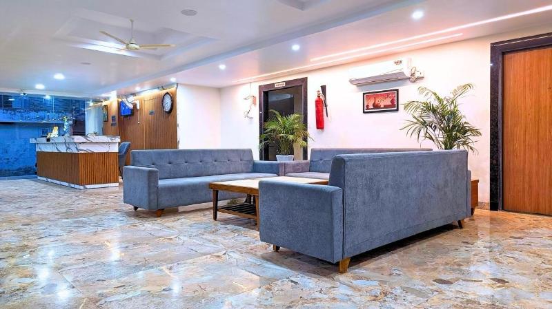 White Panda Hotel Royal Inn image