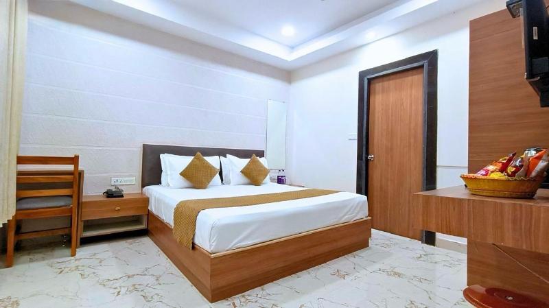 White Panda Hotel Royal Inn image