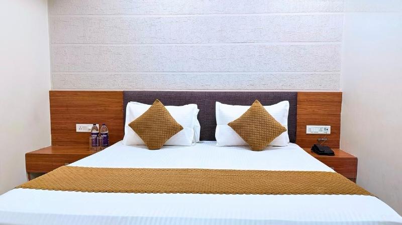 White Panda Hotel Royal Inn image