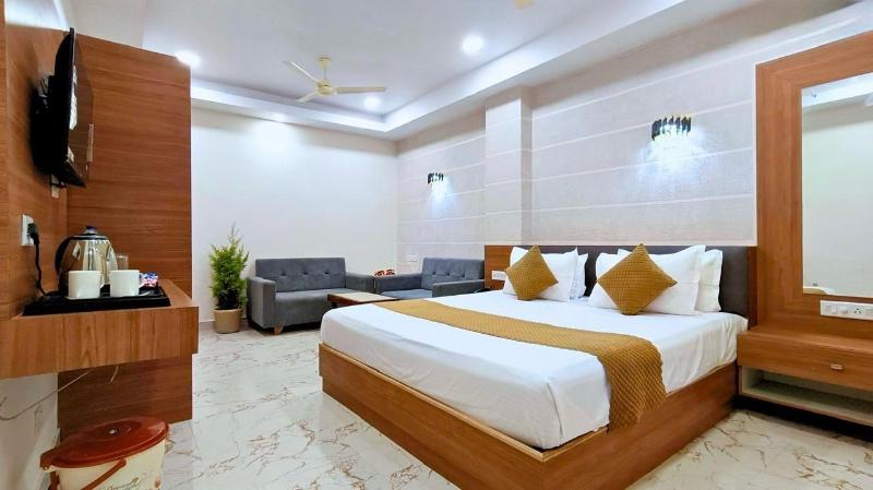 White Panda Hotel Royal Inn image