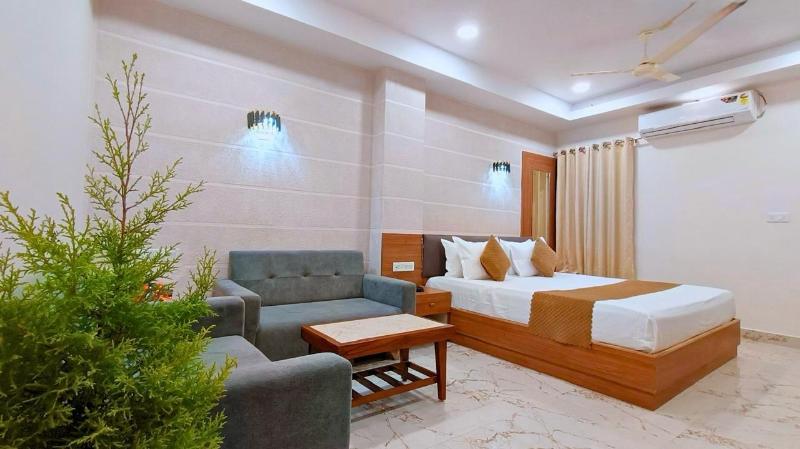 White Panda Hotel Royal Inn image
