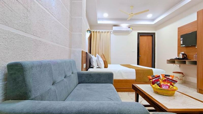 White Panda Hotel Royal Inn image