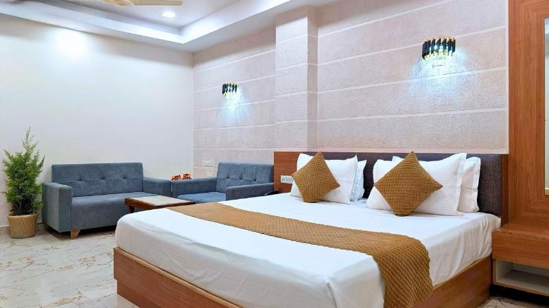 White Panda Hotel Royal Inn image