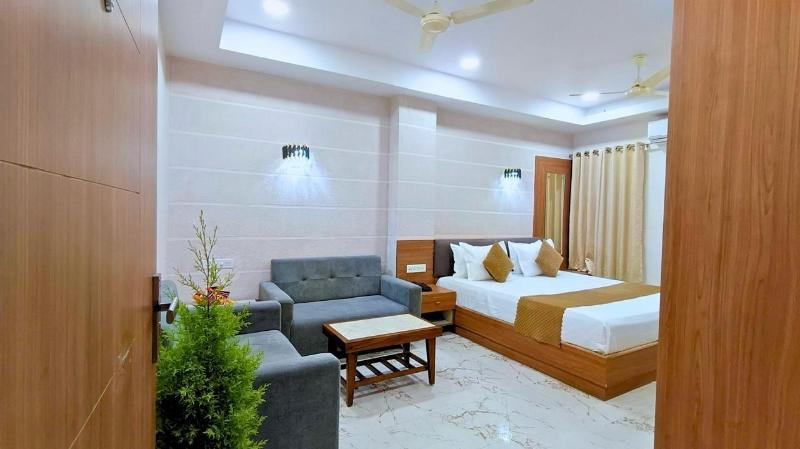 White Panda Hotel Royal Inn image