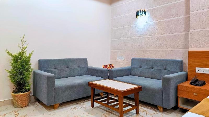 White Panda Hotel Royal Inn image