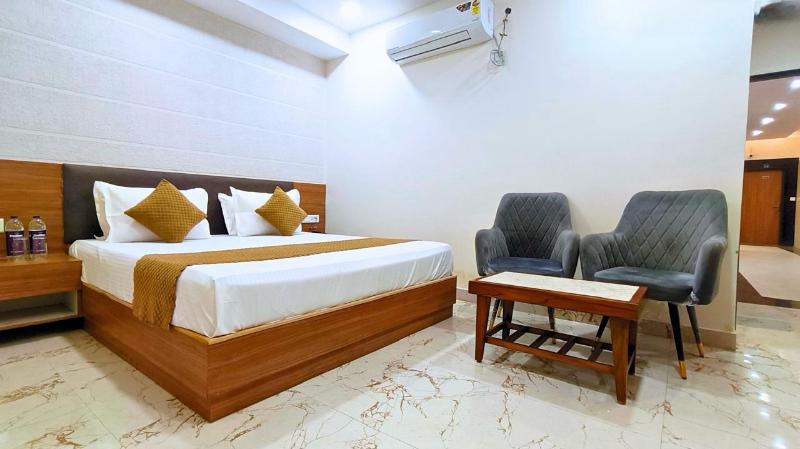 White Panda Hotel Royal Inn image
