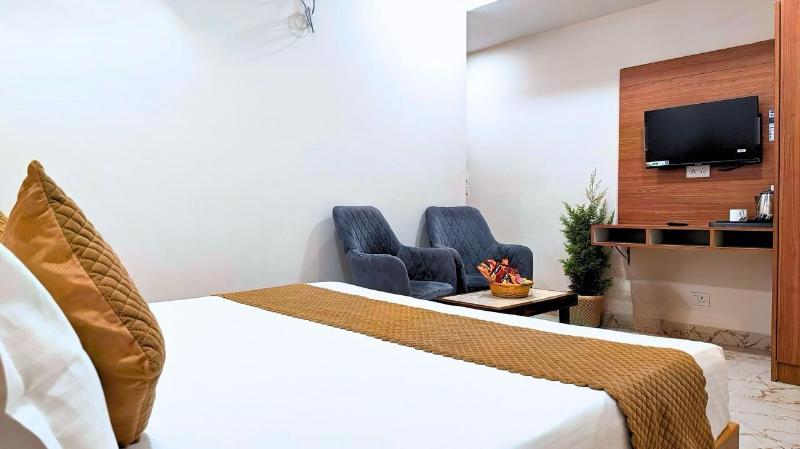 White Panda Hotel Royal Inn image