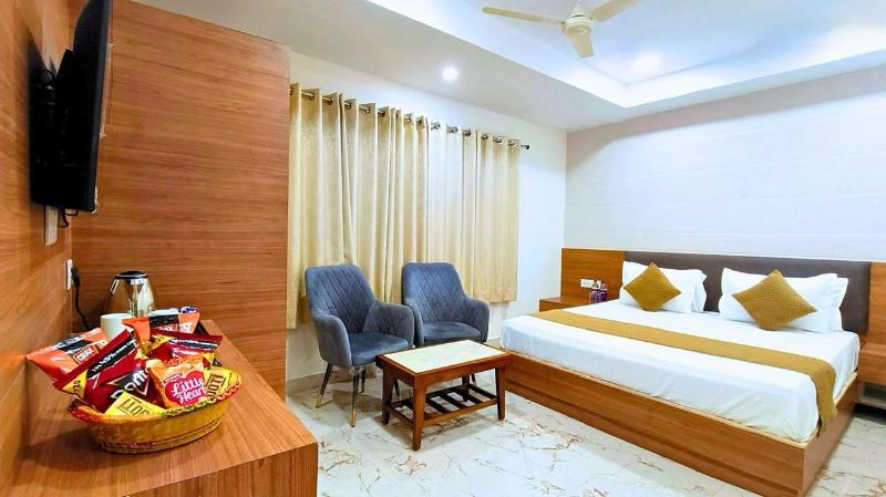 White Panda Hotel Royal Inn image