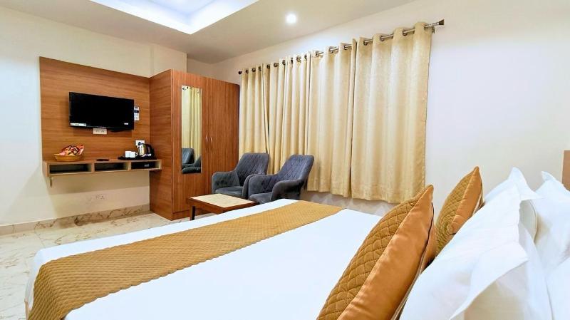 White Panda Hotel Royal Inn image