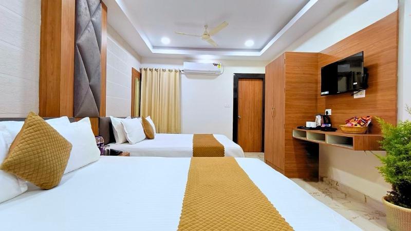 White Panda Hotel Royal Inn image