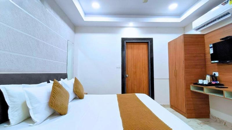 White Panda Hotel Royal Inn image