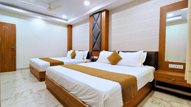 White Panda Hotel Royal Inn image