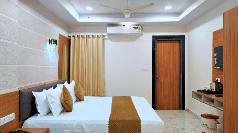 White Panda Hotel Royal Inn image