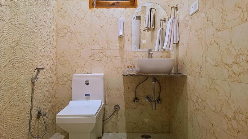 White Panda Hotel Royal Inn image
