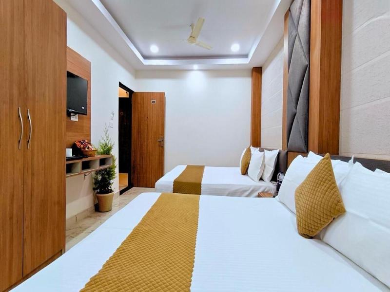 White Panda Hotel Royal Inn image